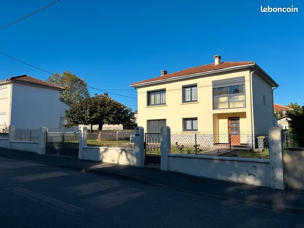 Maison avec garage, dépendance et grand terrain de 883 m²