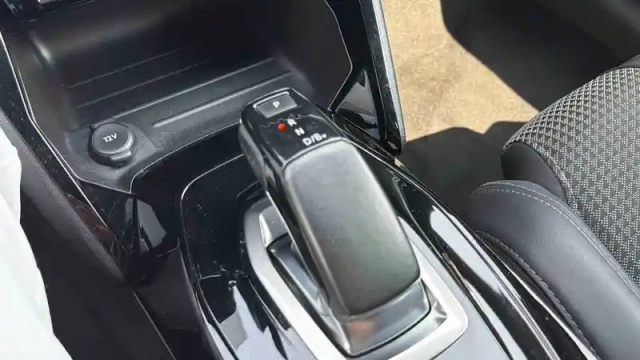 Peugeot 208 electrique 50 kwh 136ch — photo 6