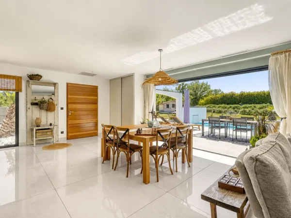Villa T3 pensée pour conjuguer confort, modernité et douceur de vivre.