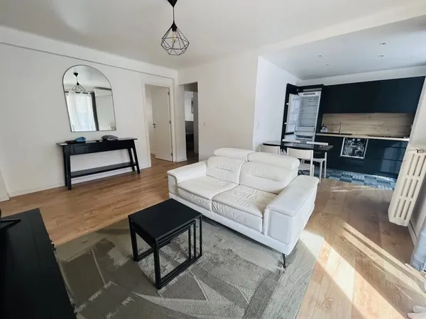 Quartier évéché : 3 Pièces meublé avec balcon et parking