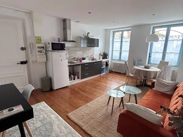 BEL APPARTEMENT T2 - CENTRE-VILLE (rue du collège) - DPE C Libre sous quelques jours