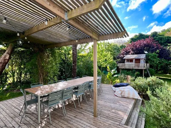 Maison familiale avec grand jardin arboré - Proche mer & commerces