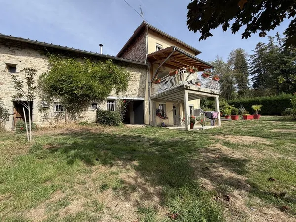 Maison rénovée avec un hectare de terrain