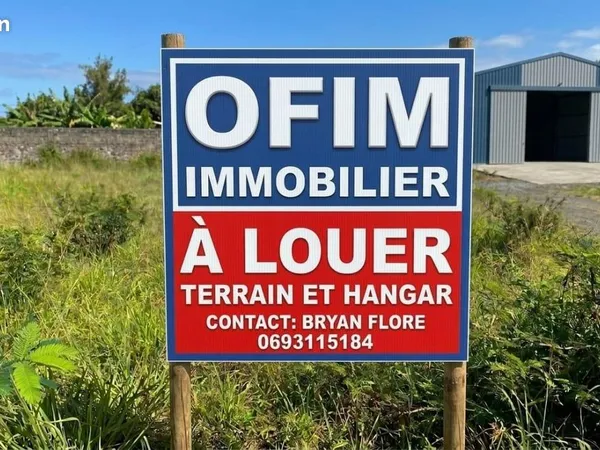 À LOUER - TERRAIN DE 1 103 m² AVEC HANGAR ET STUDIO - SAINTE-MARIE
