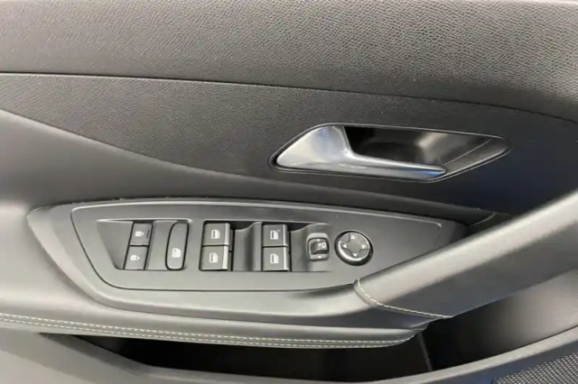 Peugeot 308 phev 180 e-eat8 — photo 16