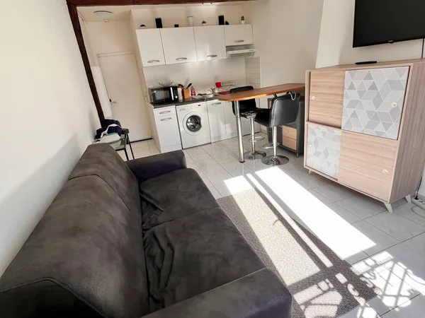 Studio meublé 19 m² au pied de Montmartre - Paris 18e - 991 € CC