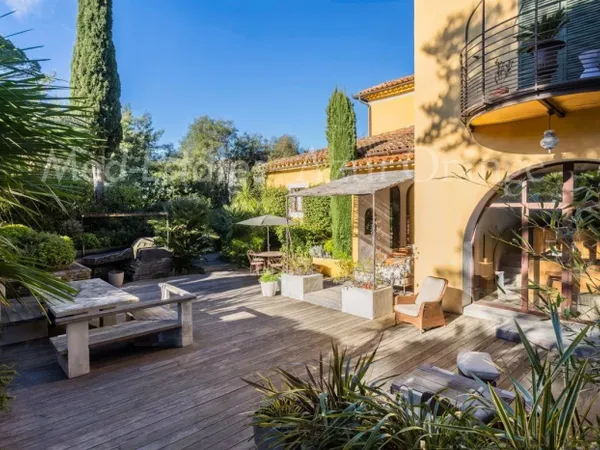 Superbe villa-appartement en rez-de-jardin avec vue mer, jardin