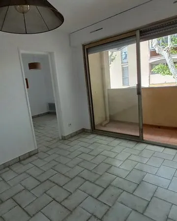 A louer appt 2 pièces, 1er étage avec ascenseur, excellent état, salle de bains avec douche à l 'ita