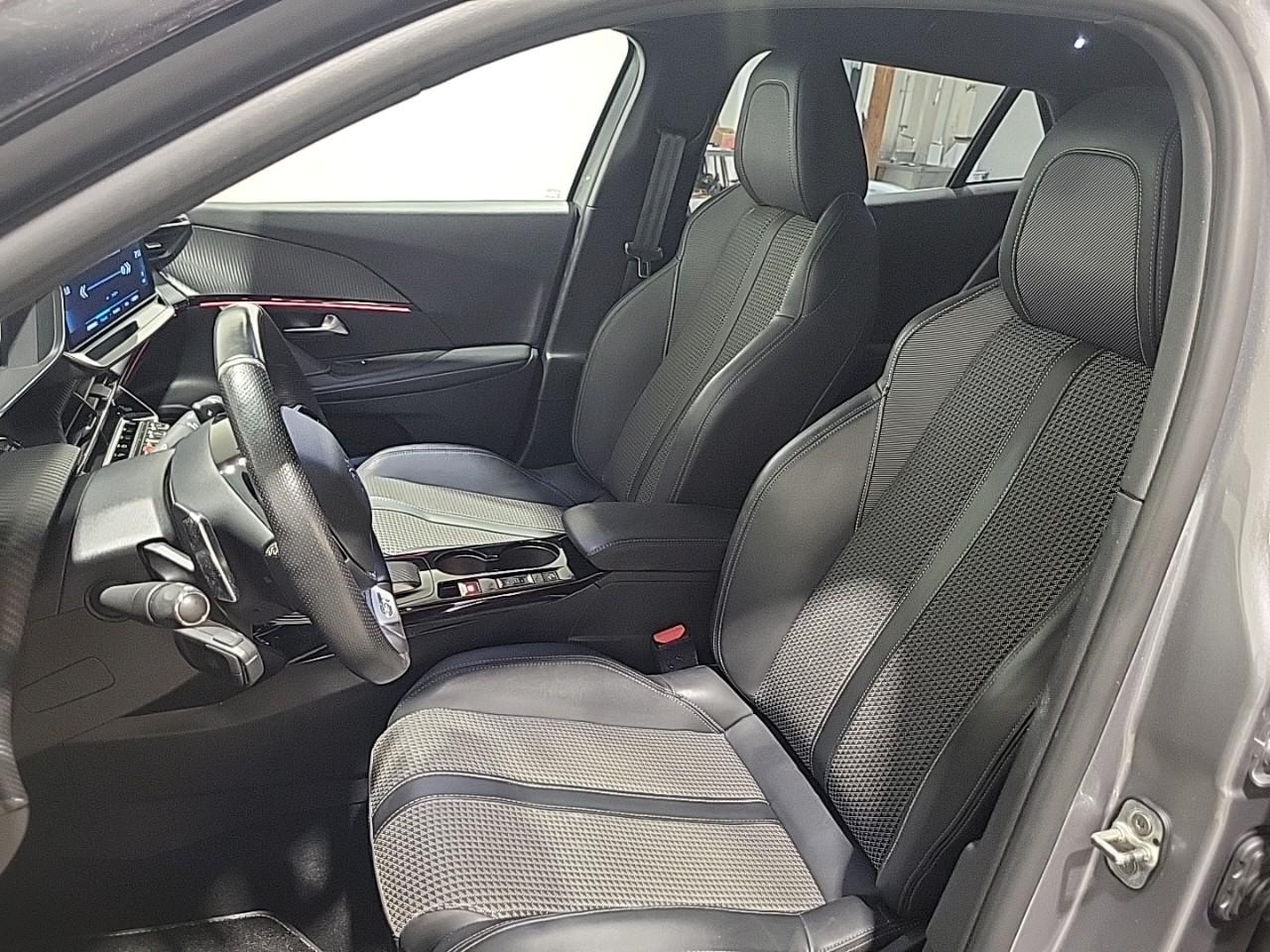 Peugeot 2008 puretech 130 s&s eat8 gt — photo 10