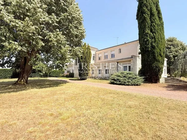 Maison 8 pièces 375 m²