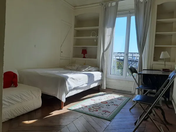 Charmante chambre dans grand appartement