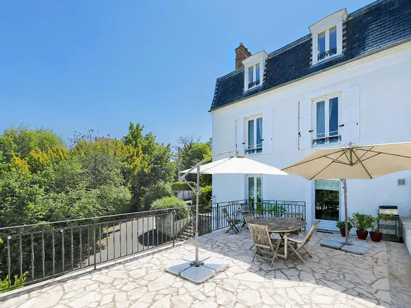 Élégante maison bourgeoise avec piscine et terrasse dominante
