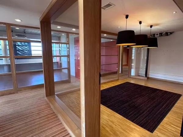 Espace Affaires Premium : Bureaux de plus de 200m2 + station