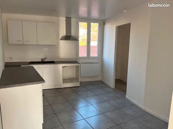 Appartement T3 , 1er Etage, avec terrasse privée et place de parking,libre Janvier