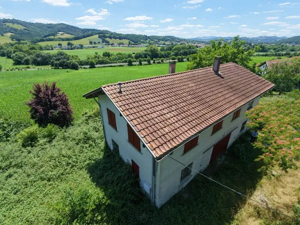 Maison à rénover 3 chambres, 2 060 m2 de terrain, Béhasque