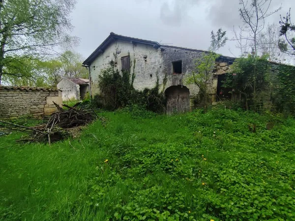 Maison à rénover entièrement - Fort potentiel - MIGRON