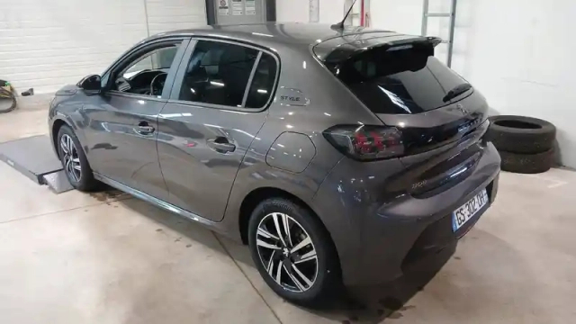 Peugeot 208 puretech 100 s&amp;s eat8 — photo 3