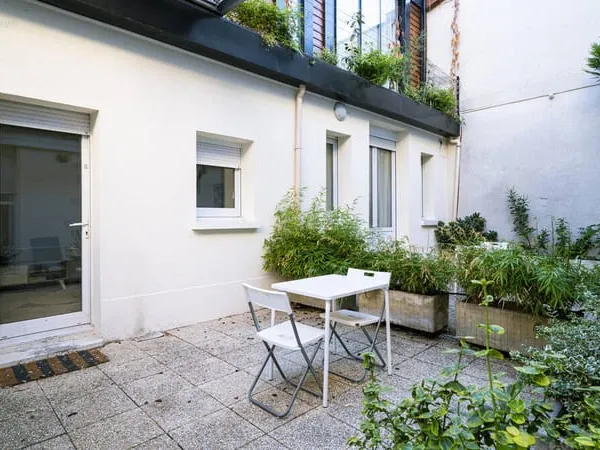Fond de cour, rez de jardin avec terrasse