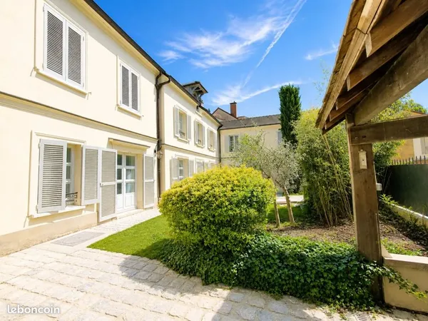 Location maison haut de gamme - vieux bourg la Celle Saint Cloud