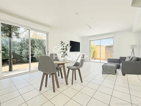 Maison de centre-ville, tout à pied, 2 chambres avec salles d'eau, jardin et stationnements