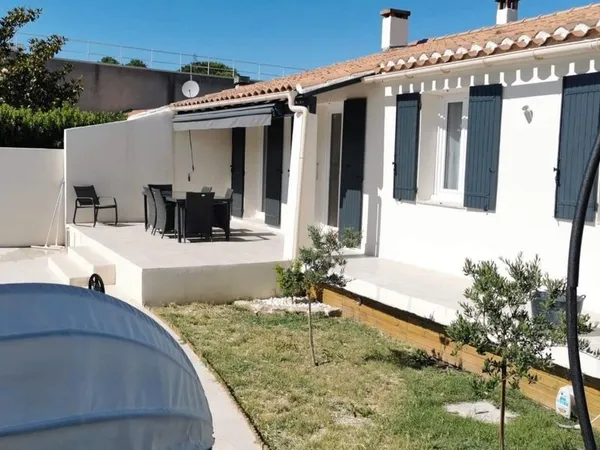 Villa plein pied 3 chambres,piscine,garage, dépendances proche centre ville