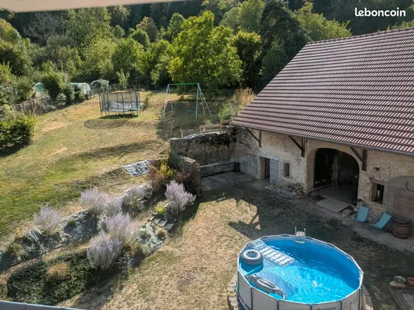 Maison de caractère 230m2 - 4 chambres - dépendances - terrain 25 ares- Le Vernoy
