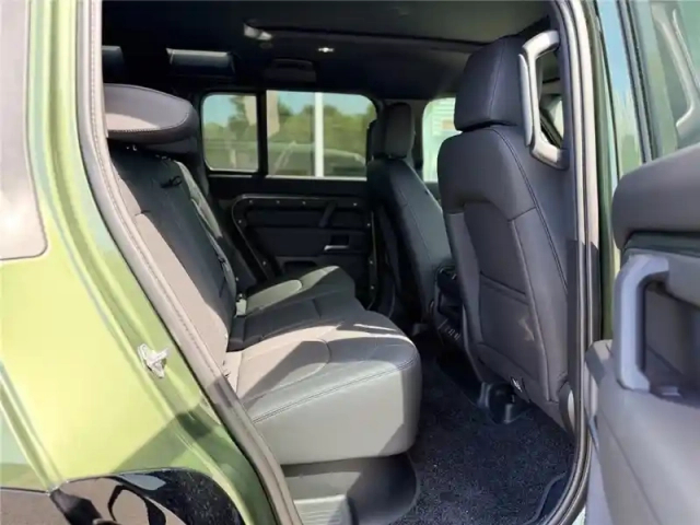 Land Rover Defender 110 phev — photo 9