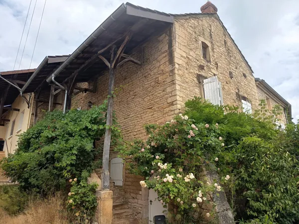 Idéalement située sir la commune de Lugny , aux amateurs de pierre cette grande maison familiale ser