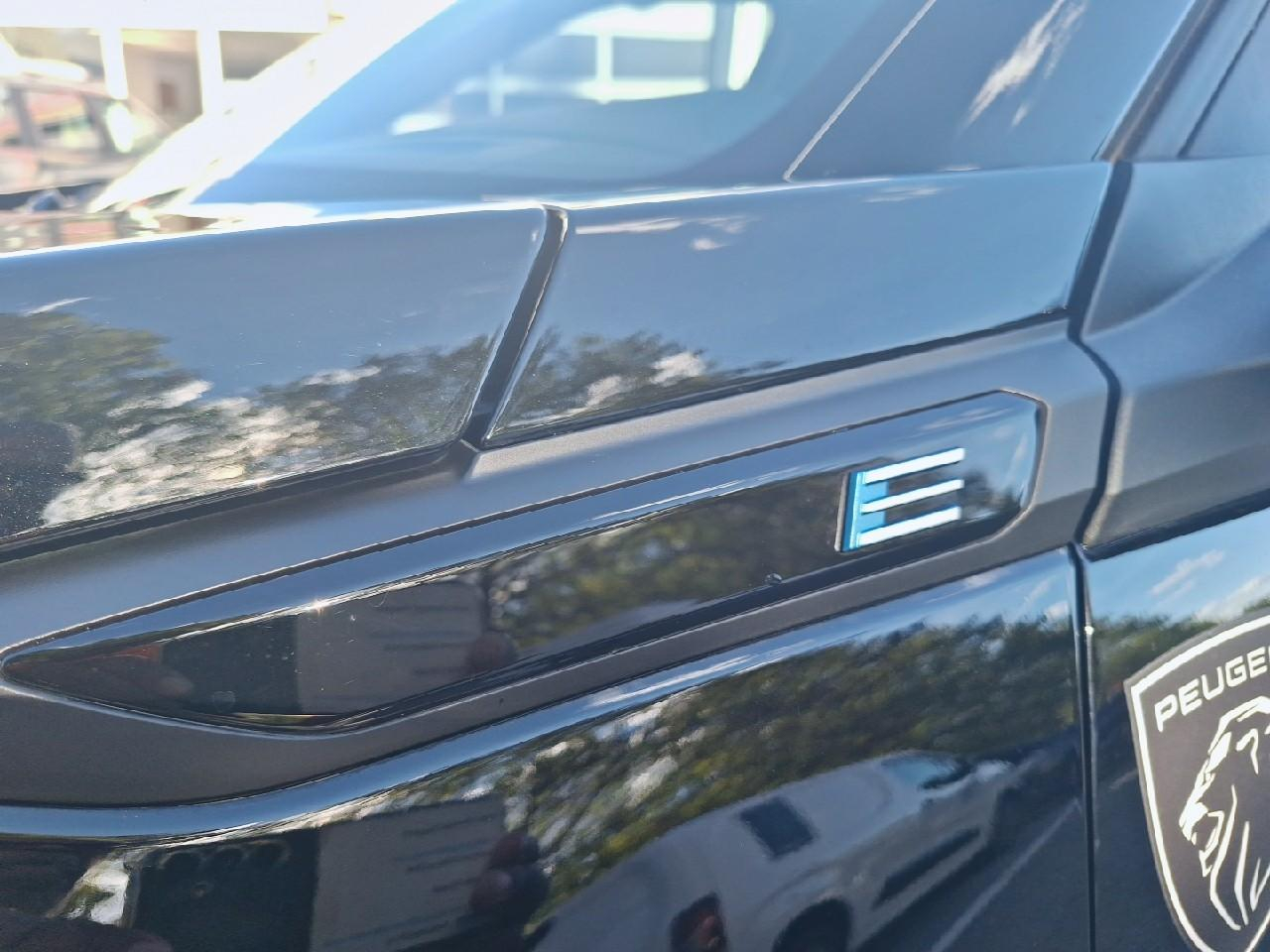 Peugeot 2008 e-2008 136ch allure — photo 20