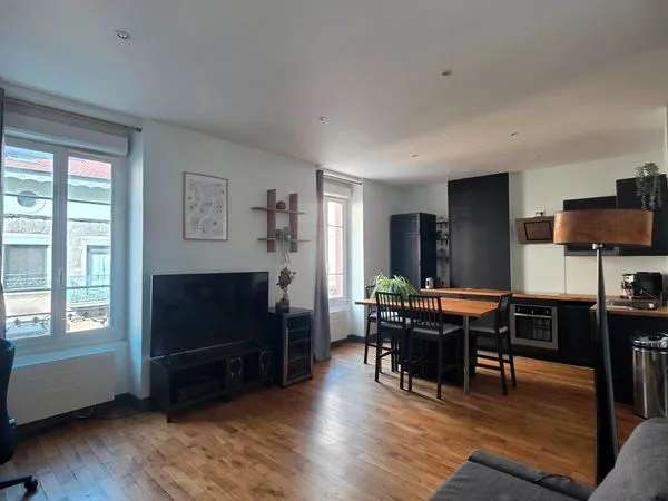 Appartement T2 de 50 m² entièrement rénové - Oullins centre - Métro, jardin et cave
