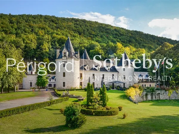 Château de 3370m² - 50 pièces - 106 Hectares - Périgord Noir