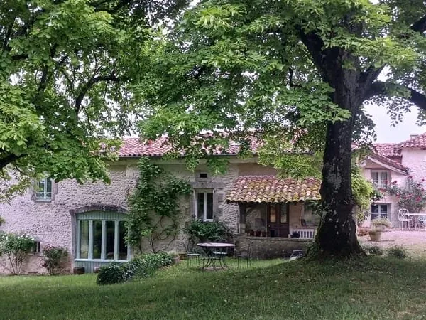Résidence de campagne isolée avec cinq chambres