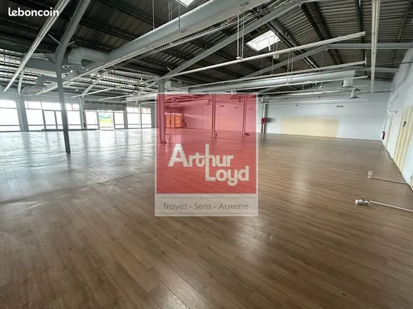 Local commercial 668 m² TROYES