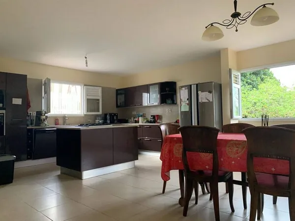 Maison de plain-pied 4 pièces 142 m²