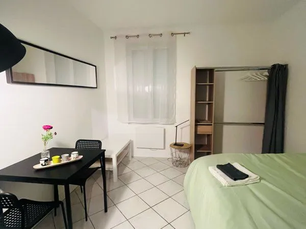 Studio rénové - 19 m² - Cour & dépendance - Secteur Université / Gare
