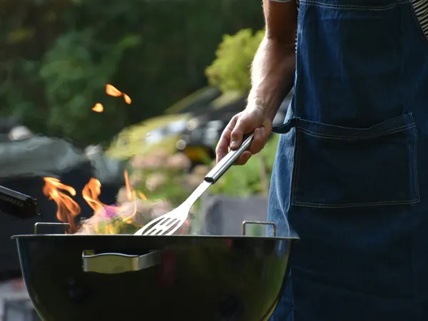 Barbecues, fumées et odeurs entre voisins : ce que la loi autorise
