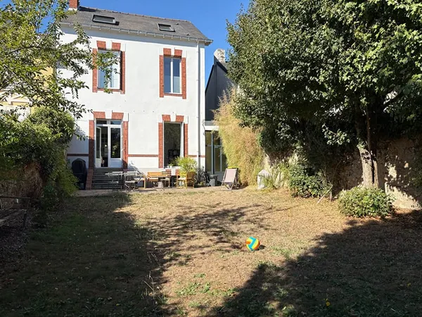 Maison de caractère de 156 m² avec 5 chambres, un jardin et un passage vélos