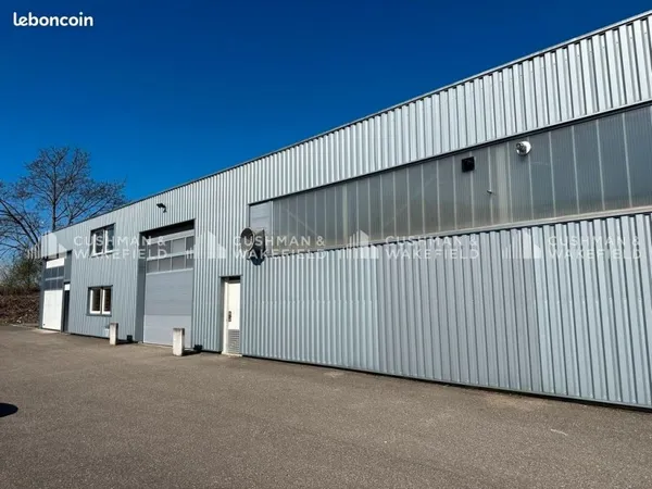 Local 1 018 m²
