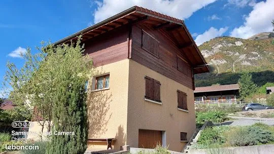 AYSE - Beau Chalet 102m2 utile -Terrain- Terrasse couverte - Cadre calme