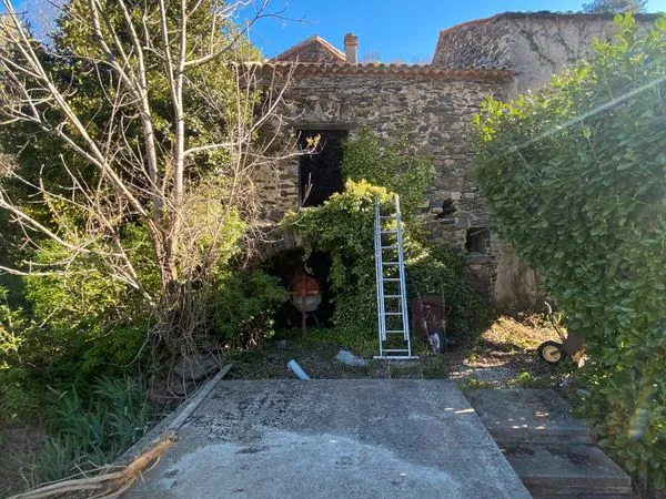 Maison à restaurer avec terrasse et terrain