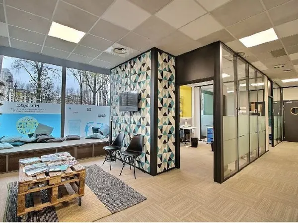 Bureaux de 600 m² à louer en rez-de-chaussée non divisible, vue Canal de l'Ourcq, 19e Paris