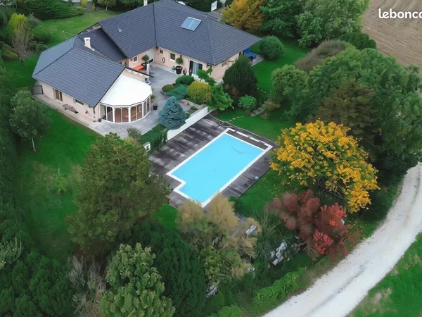 Grande villa de plain-pied avec piscine et vue sur les montagnes