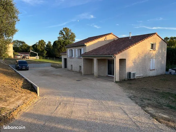 Maison lumineuse rénovée avec jardin et piscine