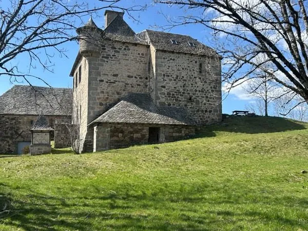 Manoir du XIVe siècle : Un balcon sur l'Aubrac et les Monts du Cantal