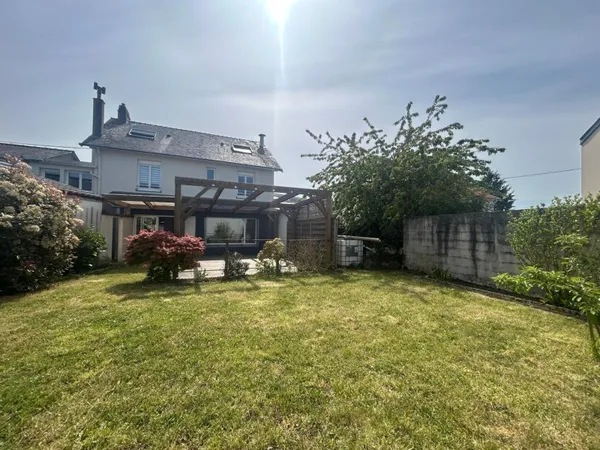 Rare sur le marché ! Maison 4 chambres avec un plateau de 150 m² exploitable en rez-de chaussée !