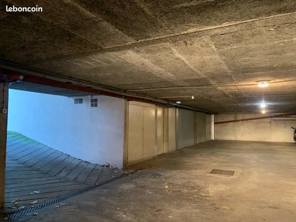 À LOUER - Grand garage / box fermé de 20 m² - Chambéry