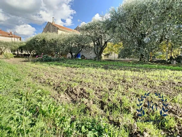 À vendre  Terrain constructible viabilisé en coeur de villa