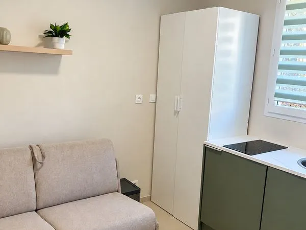 Studette meublée rénovée avec parking privé - jusqu'au 30 avril - 500 CC