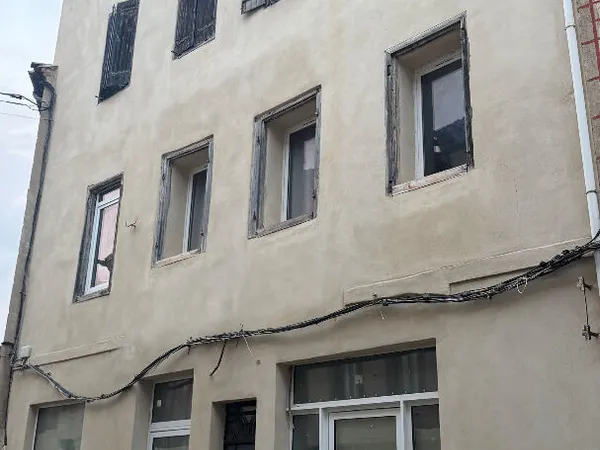Limoux ? Immeuble de rapport avec 5 appartements, 2 commerces et jardin.
