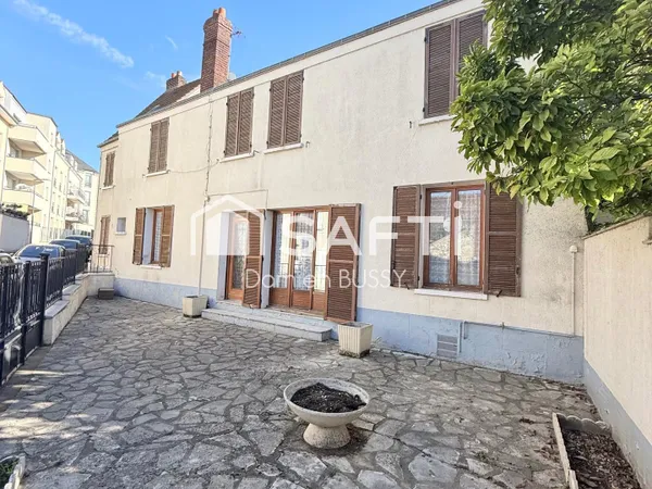 Grande maison d'habitation divisé d'environ 145M2